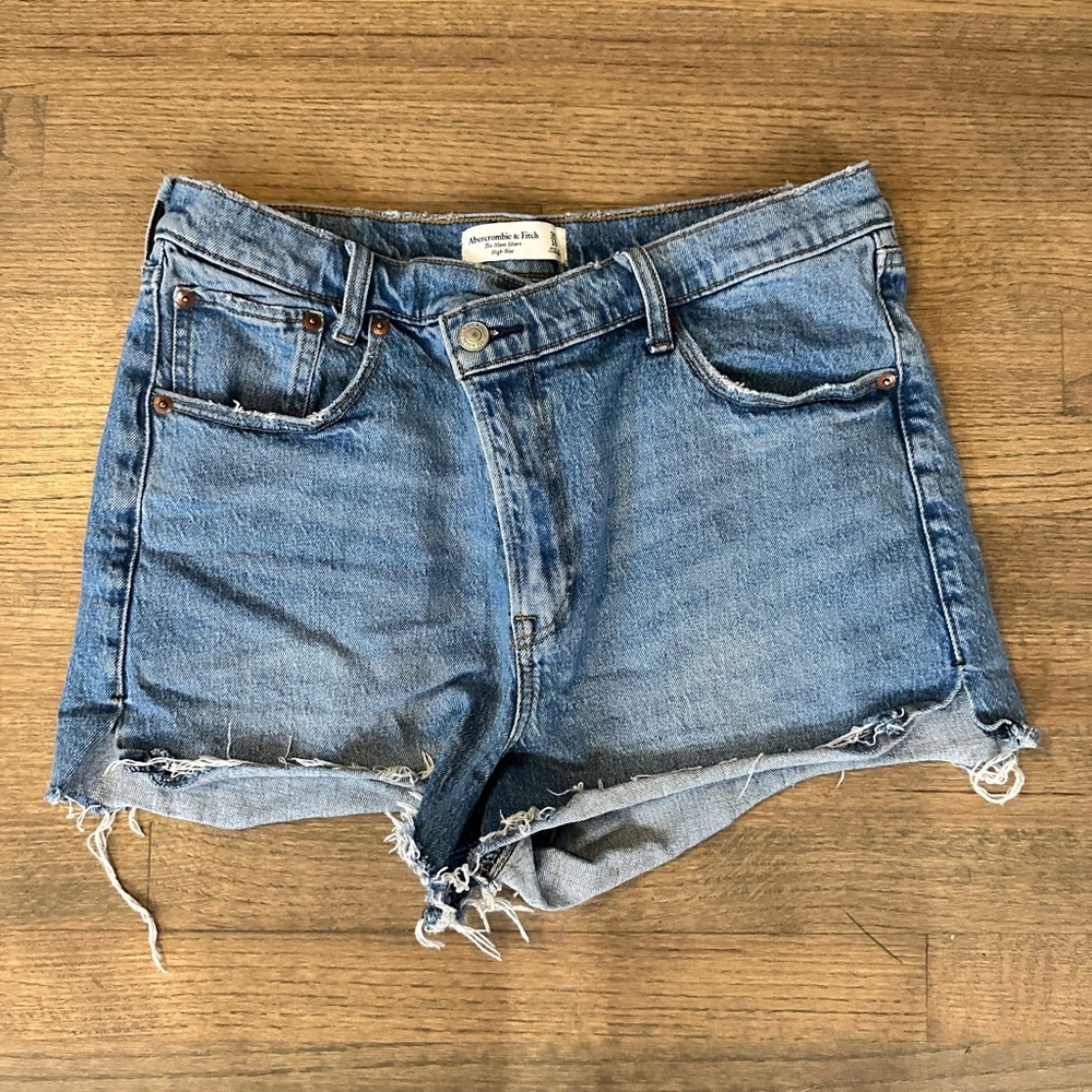 Abercrombie & Fitch The Mom Short High Rise with Crisscross Waistband-Size 10
